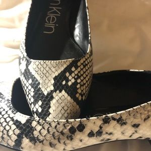 COPY - Gorgeous snake skin color Calvin Klein fla…